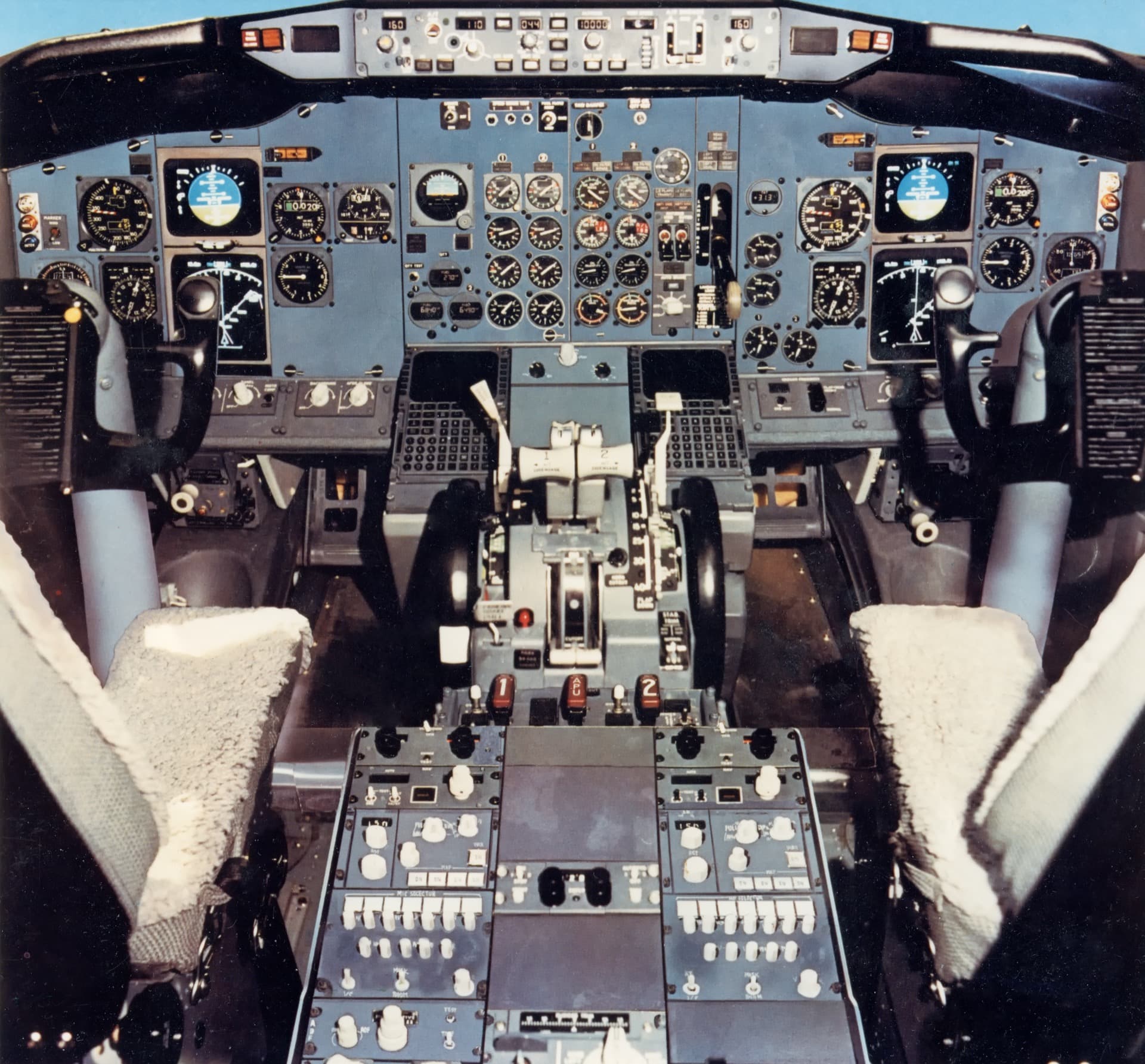 The analogue, dial-instrument flight deck of a Boeing 737-300, representative of the Classic series before the Next Generation's glass cockpit