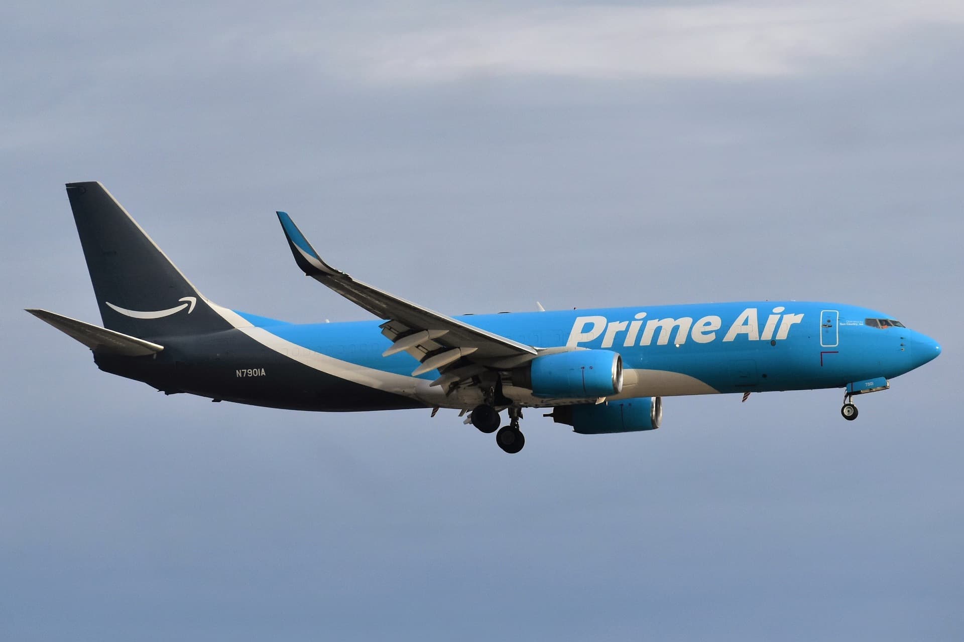 An Amazon Prime Air-branded Boeing 737-84P(BCF) converted freighter, operated by Sun Country Airlines, approaching to land