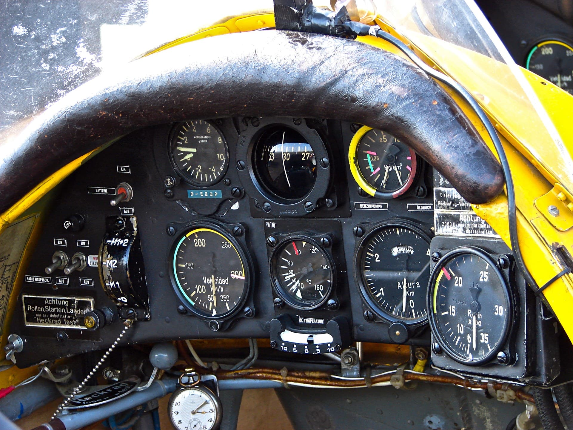 The tandem open cockpit of a Bücker Bü 131 Jungmann, with basic flight instruments