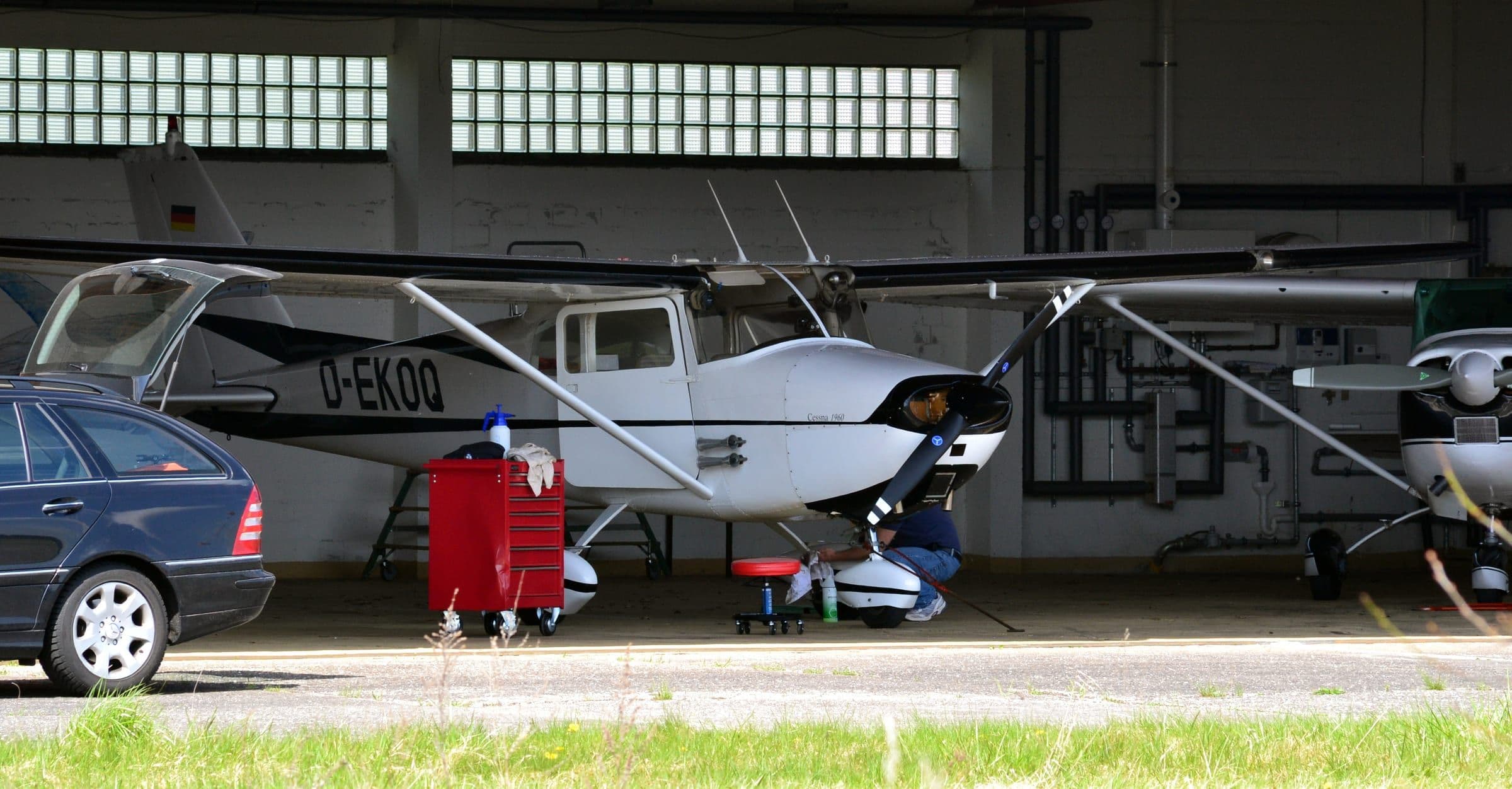 Une paire de Cessna 172A en entretien dans un hangar