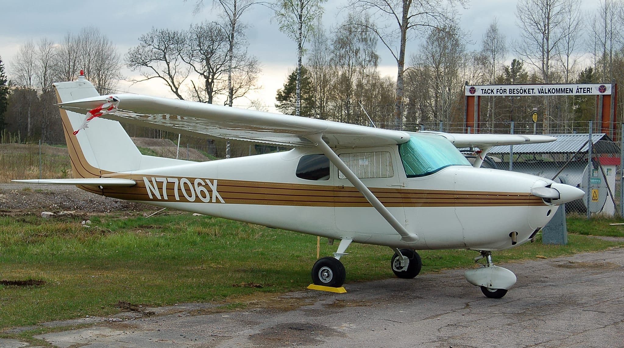 Un Cessna 172B Skyhawk de 1960, stationné sur le tarmac