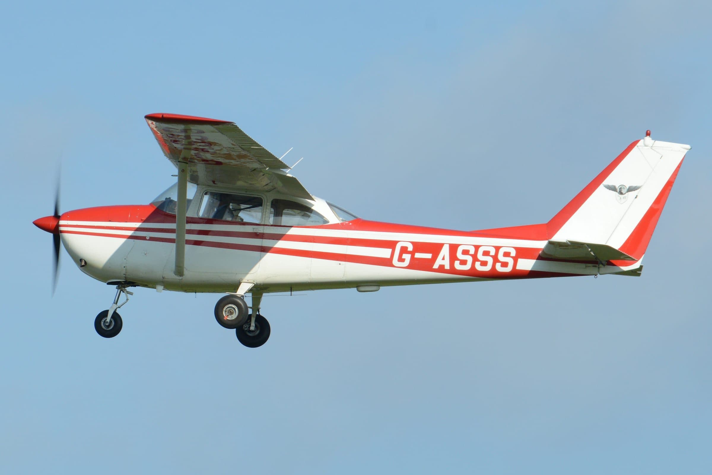 Un Cessna 172E Skyhawk décollant d'un meeting aérien