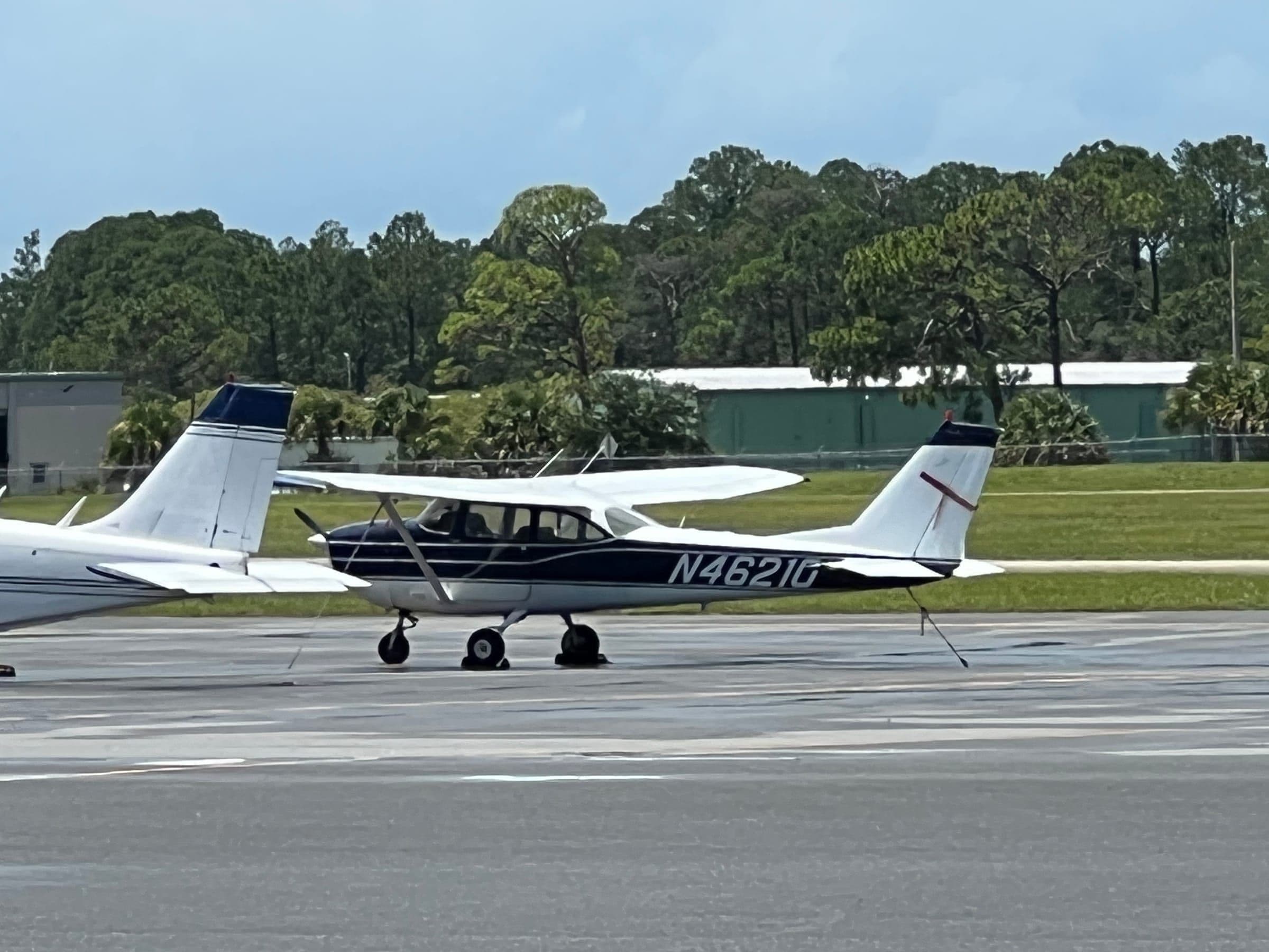 Un Cessna 172I Skyhawk roulant sur un aéroport