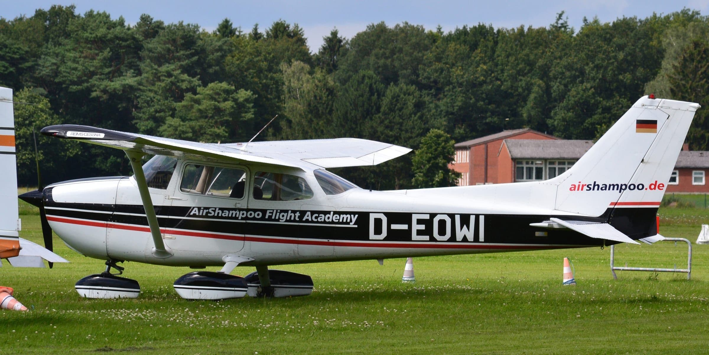 Un Cessna 172N Skyhawk construit par Reims, au sol