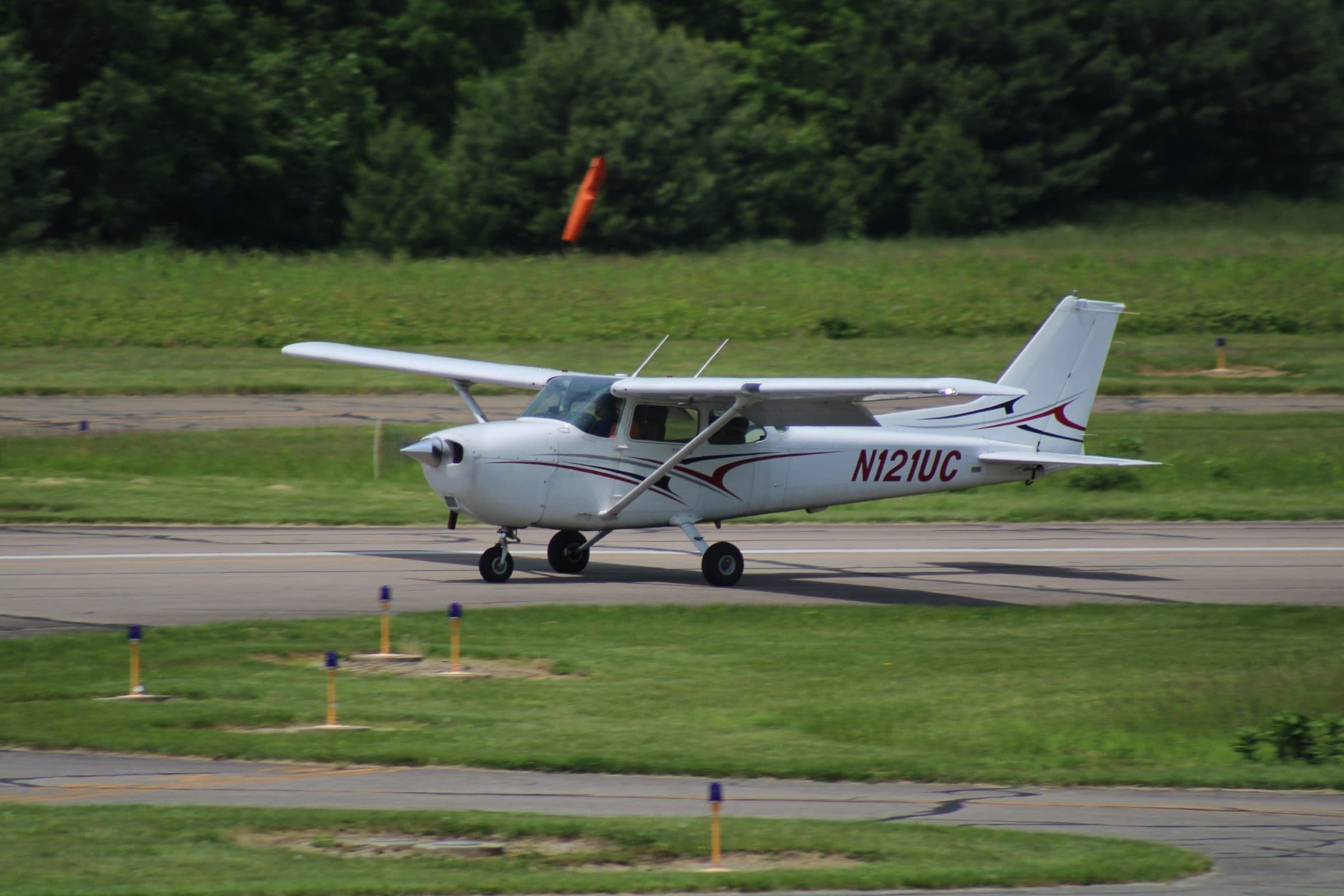 Un Cessna 172R Skyhawk roulant sur un aérodrome-école
