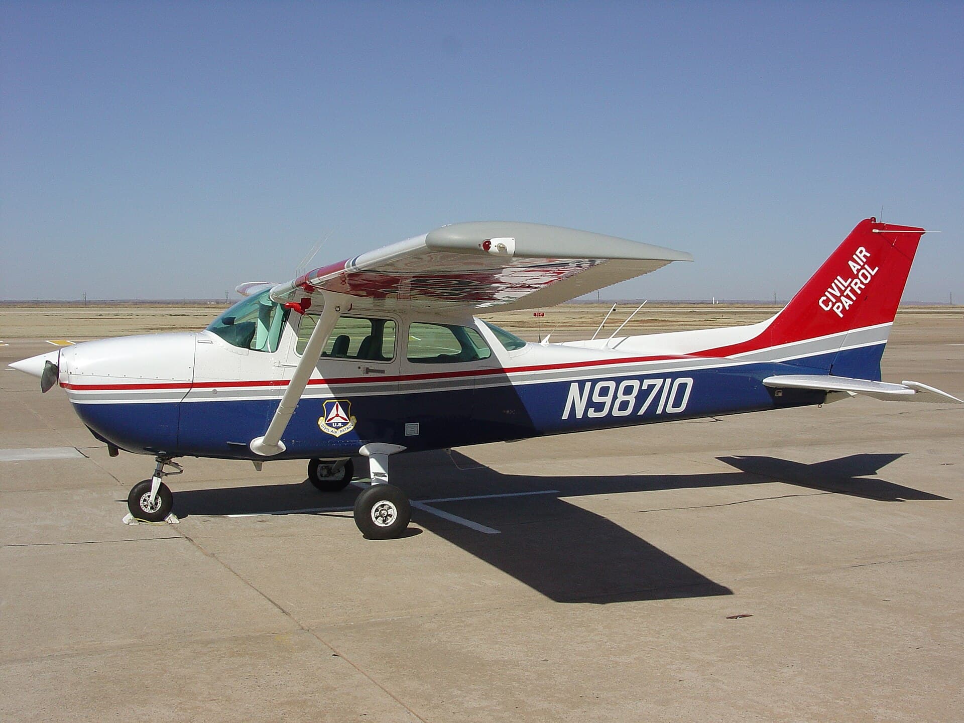 Un Cessna 172 aux couleurs de la Civil Air Patrol américaine sur l'aire de stationnement, l'un des rôles utilitaires que le type remplit encore des décennies après sa livraison