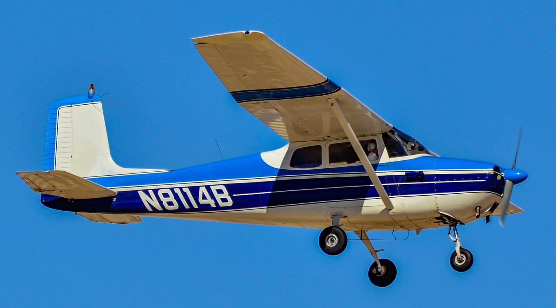 Un Cessna 172 de 1957 à dérive droite, en vol