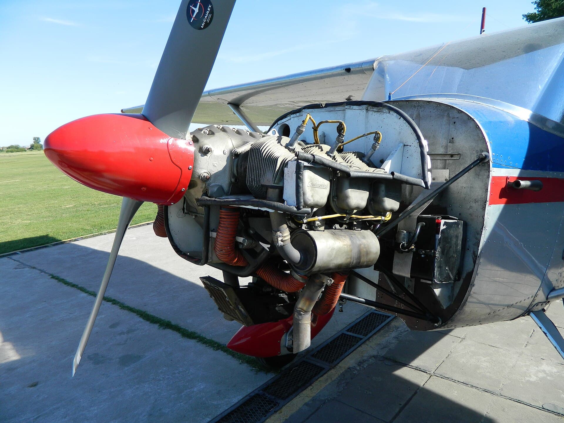 Un six-cylindres Continental O-300, capot ouvert, la motorisation d'origine du 172