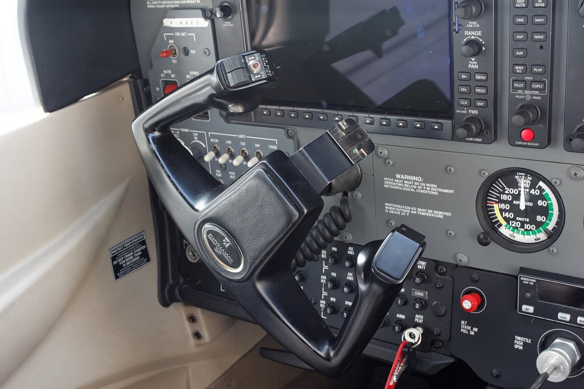 Le tableau de bord à écrans Garmin G1000 d'un Cessna 172SP