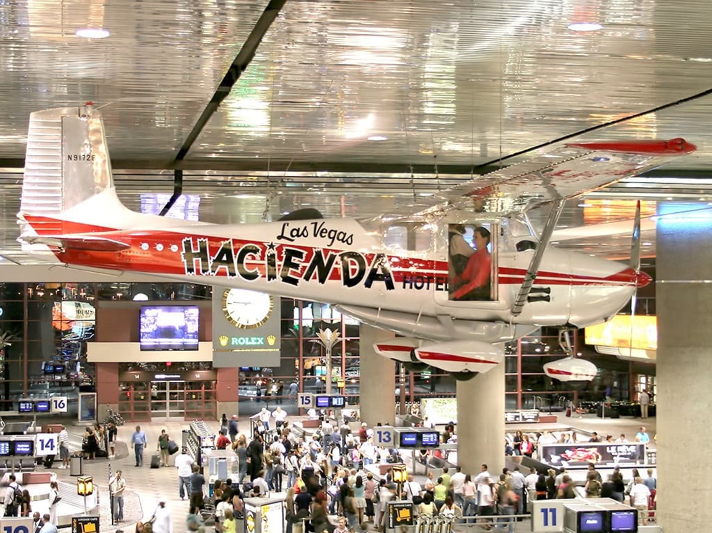 Le Cessna 172 du record d'endurance Hacienda, suspendu dans l'aérogare de Las Vegas