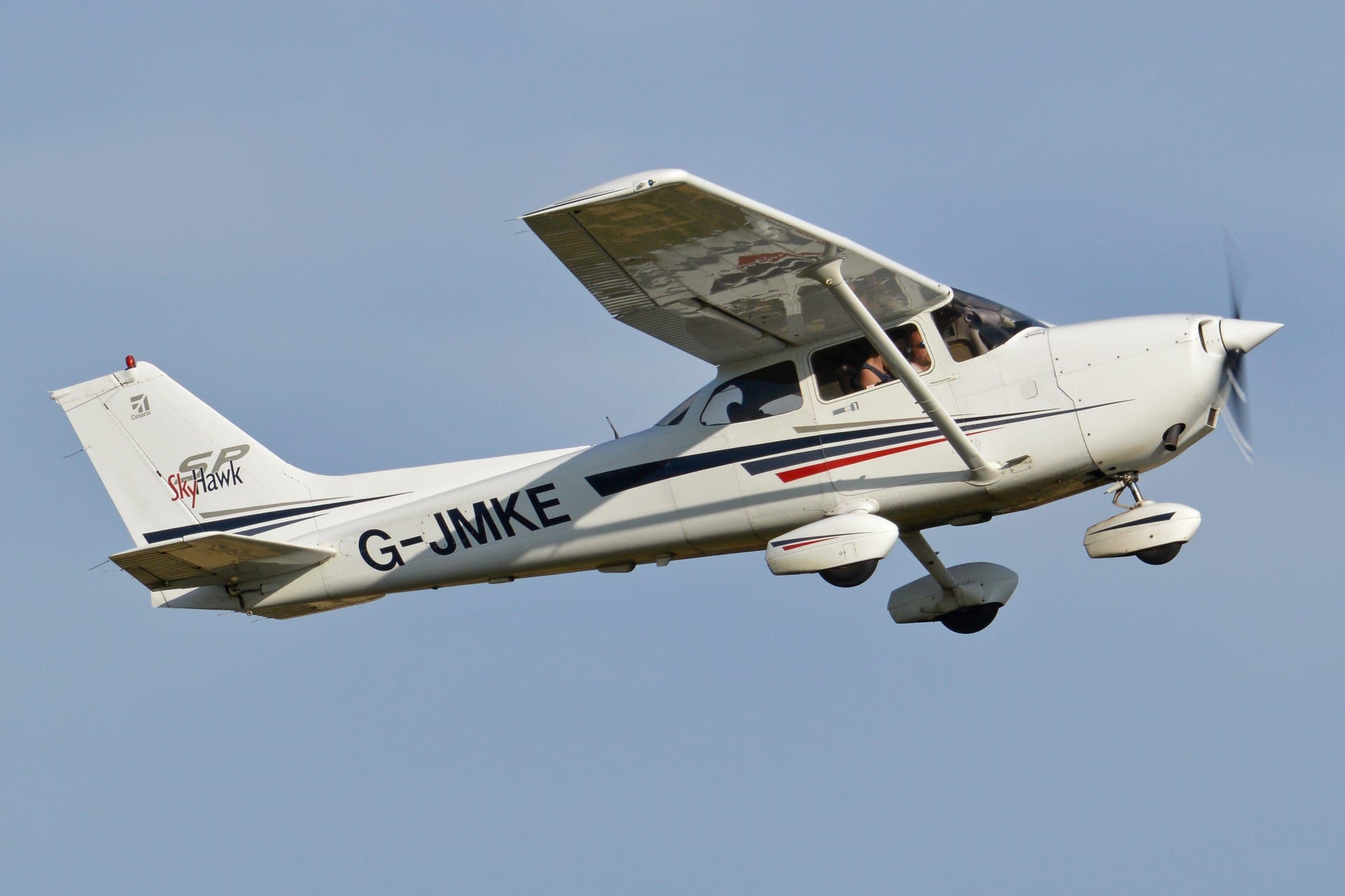 Un Cessna 172S Skyhawk SP en montée après le décollage