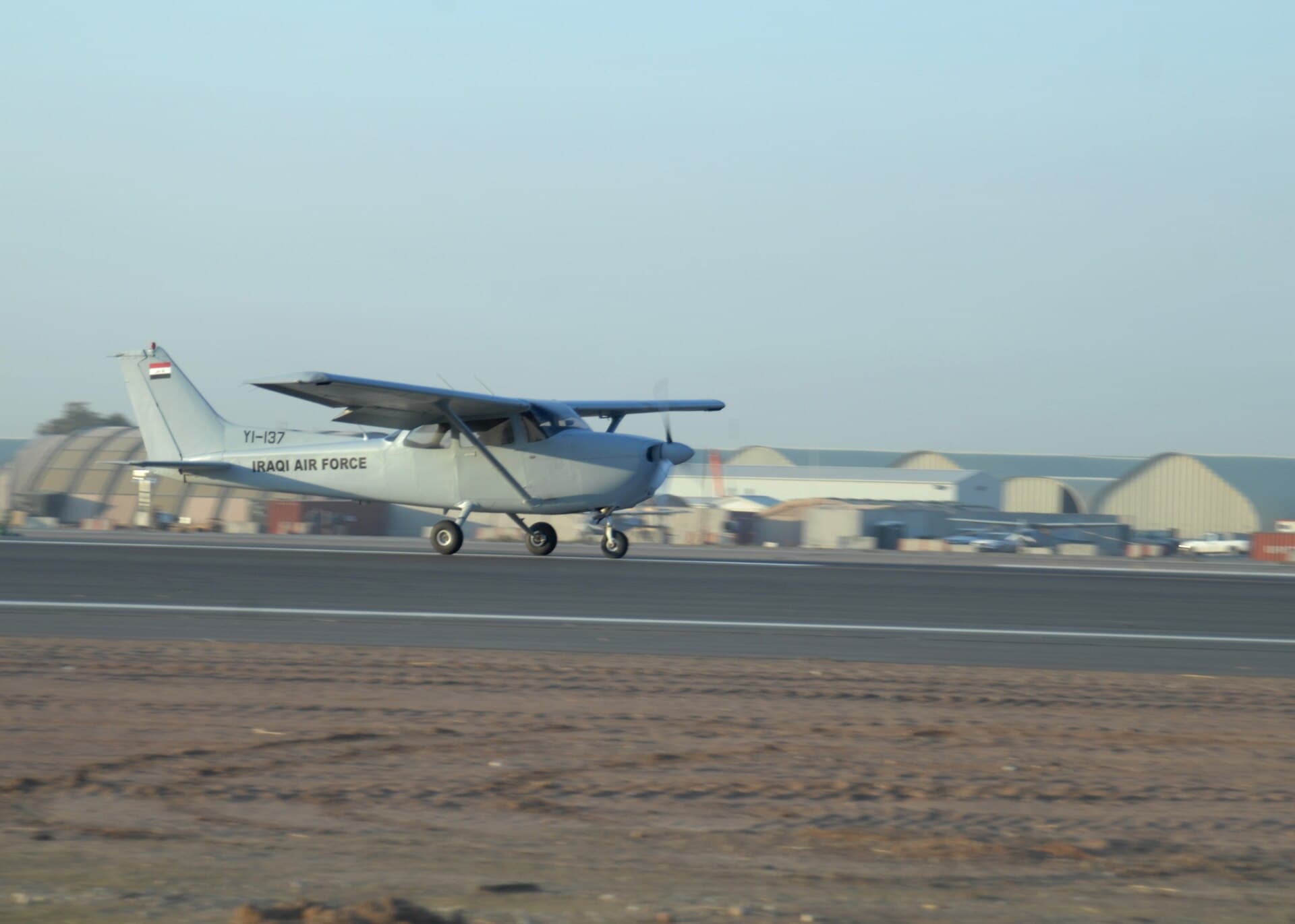 Un Cessna 172S aux couleurs de l'armée de l'air irakienne sur la piste d'une base désertique en 2008, l'une des nombreuses forces aériennes ayant adopté le type comme avion-école de base