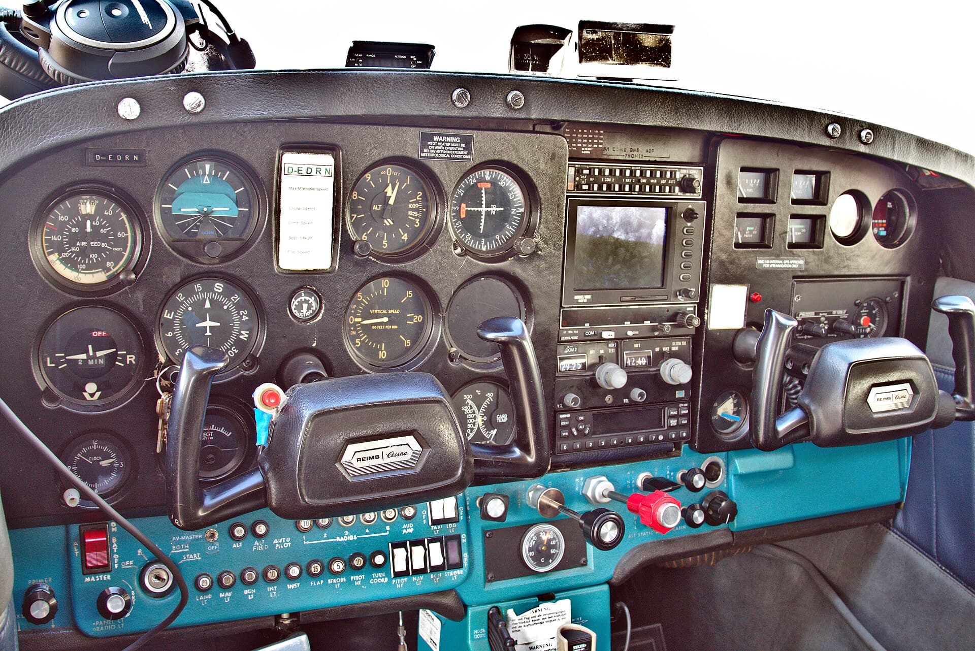 Le tableau de bord analogique d'un Cessna 172, D-EDRN