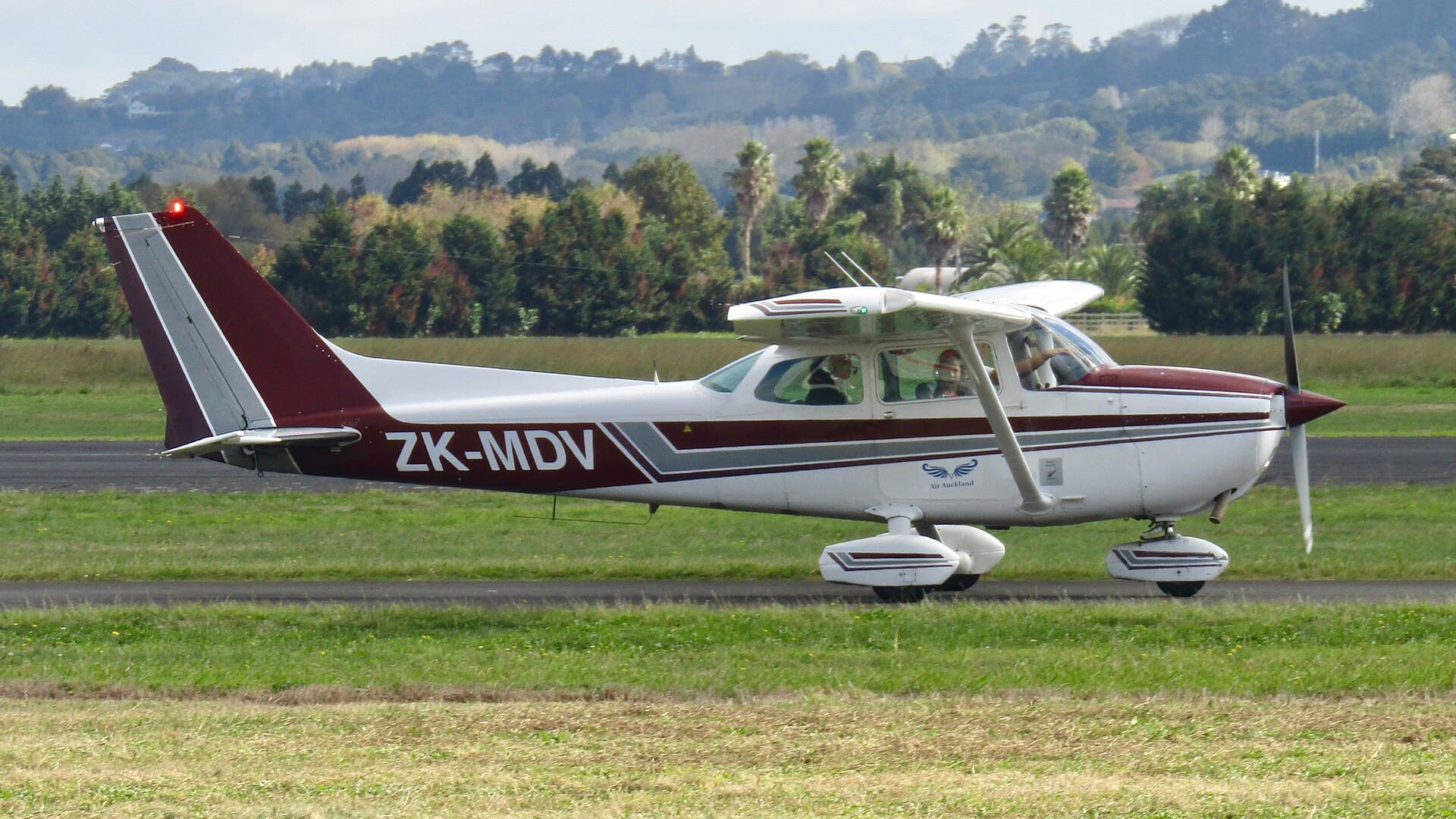 Un Cessna 172 de profil à Ardmore, en Nouvelle-Zélande, montrant l'aile haute haubanée, les jambes de train principal en acier à ressort effilé et la lunette arrière enveloppante Omni-Vision