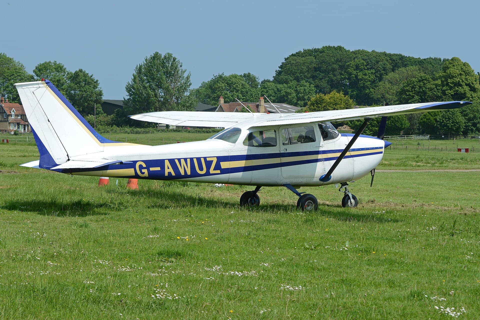 Un Cessna F172 construit par Reims en 1968, G-AWUZ