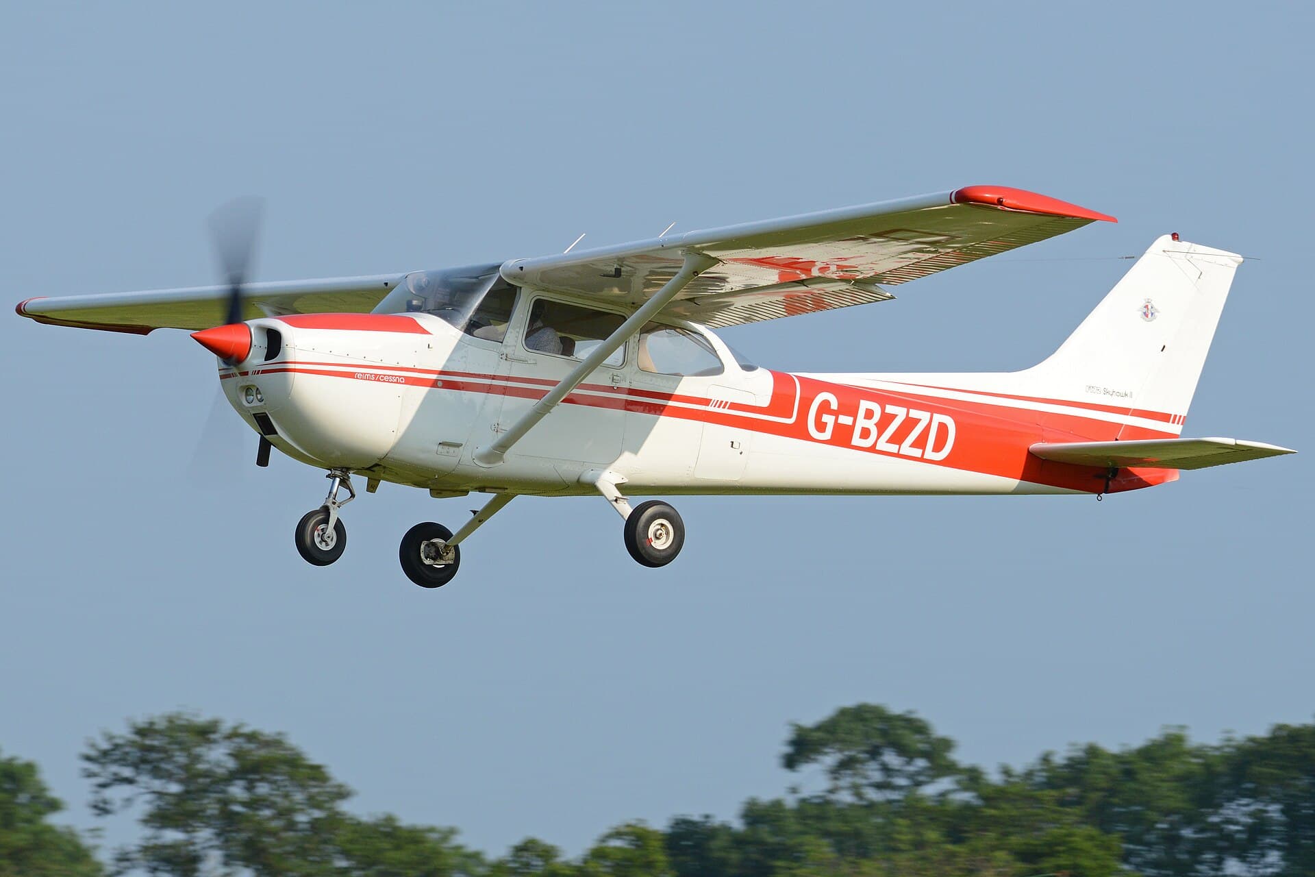 Un Cessna F172M Skyhawk II construit par Reims en 1976, au décollage