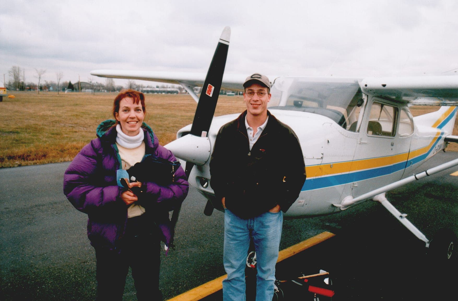 Une instructrice de vol et son élève devant un Cessna 172 école