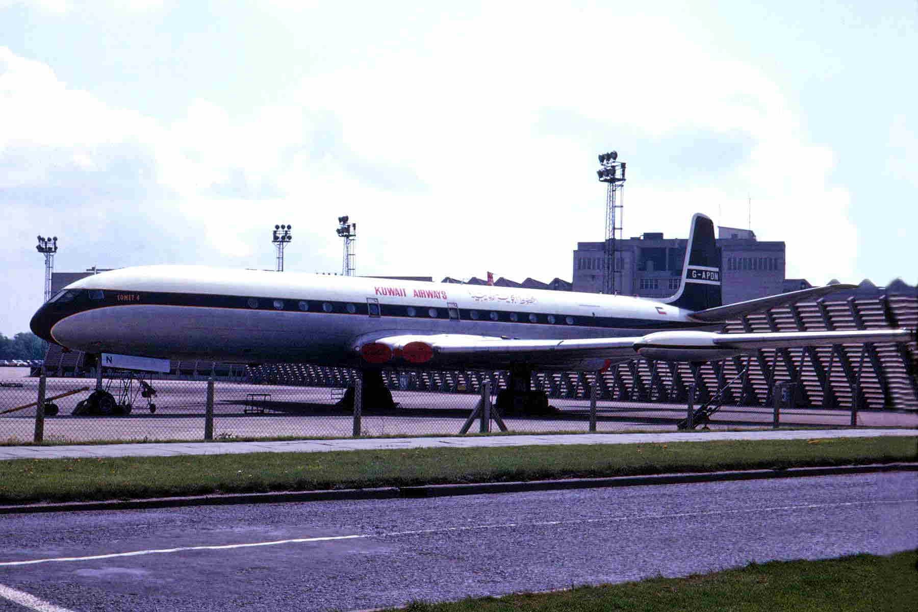Le Comet 4 G-APDN de la BOAC à Londres-Heathrow en 1966, toujours en service régulier bien avancé dans la seconde décennie de carrière du Comet 4