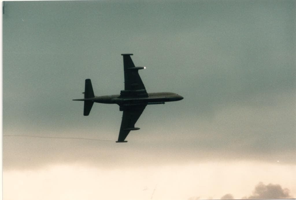 Un Hawker Siddeley Nimrod en vol au-dessus de Manston, dans le Kent, en 1981, durant la longue carrière de patrouille maritime de l'appareil au sein de la RAF