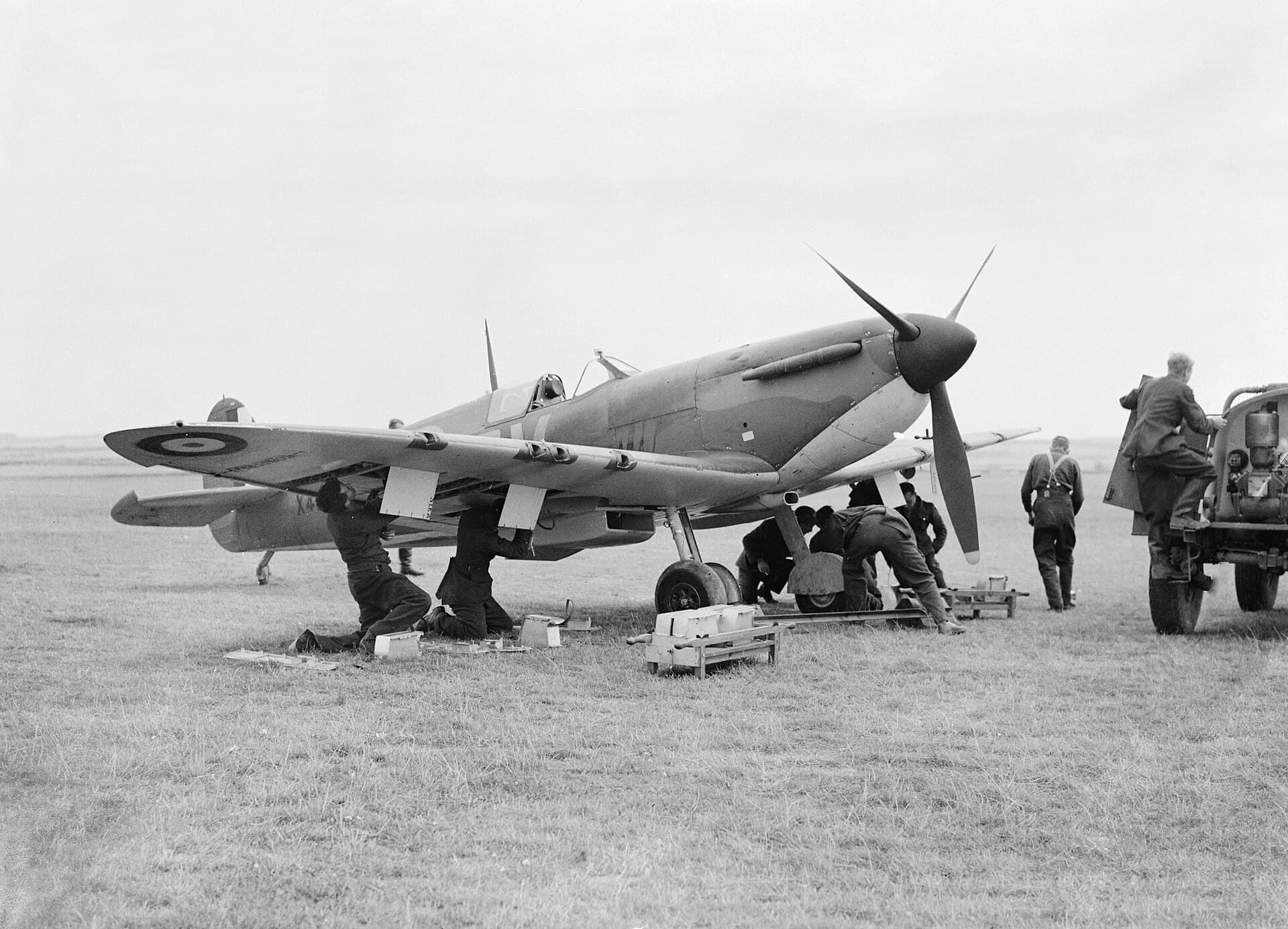 Ground crew re-arming a No. 19 Squadron Spitfire Mk I between sorties at Fowlmere, near Duxford, September 1940