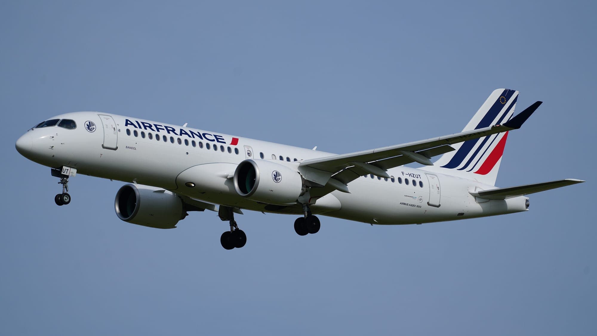An Air France Airbus A220-300 named Bandol on approach, the winged seahorse carried on the nose and on the engine nacelle.