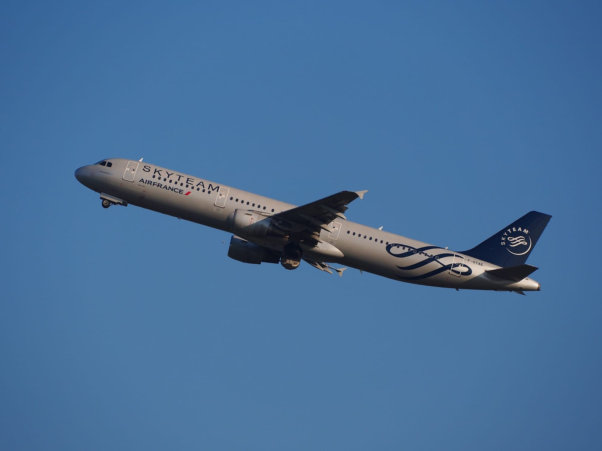 An Air France Airbus A321 in the SkyTeam alliance livery climbing away from Amsterdam Schiphol.
