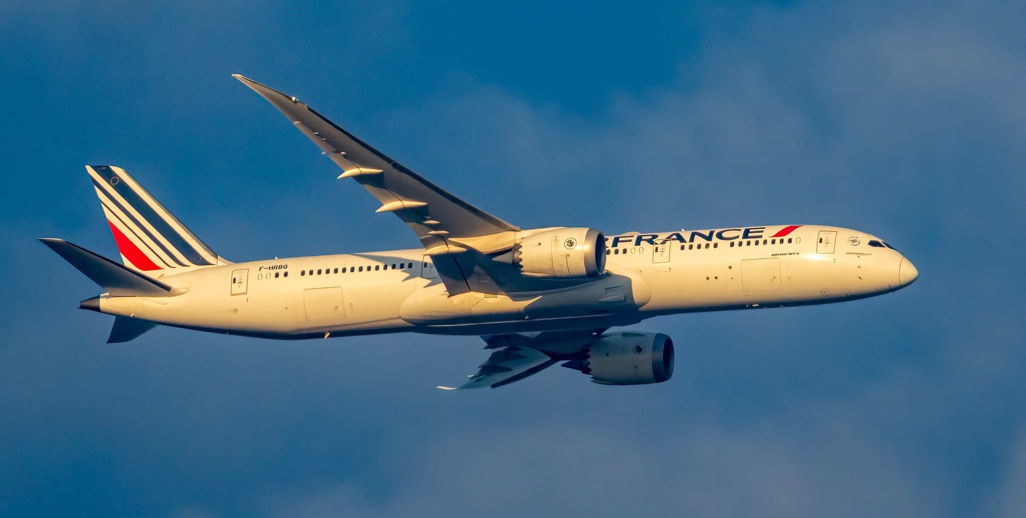 An Air France Boeing 787-9 on approach to Washington Dulles, seen from below and to the side.