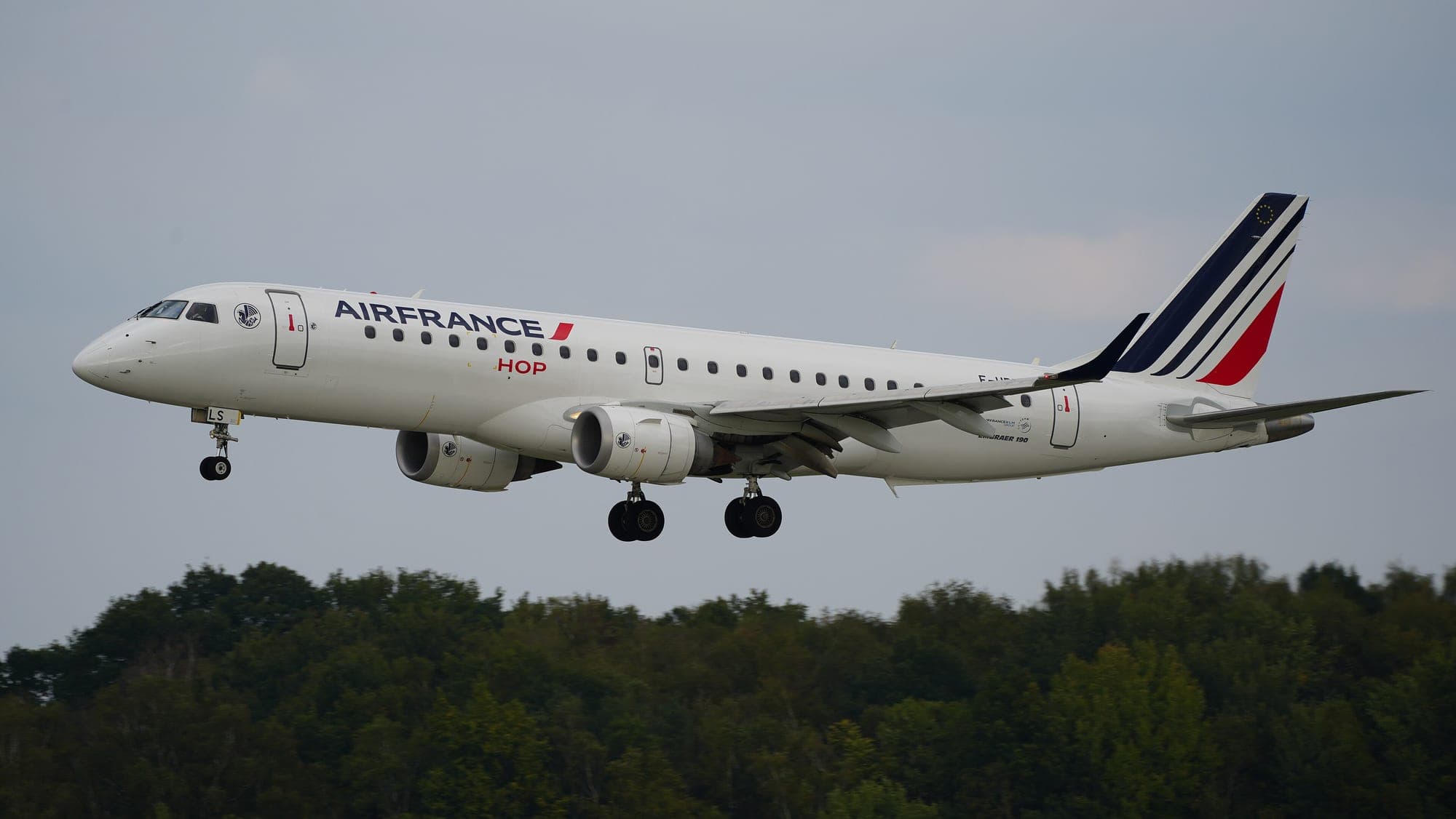 An Embraer 190 in Air France colours with HOP titles, on approach to Hannover.