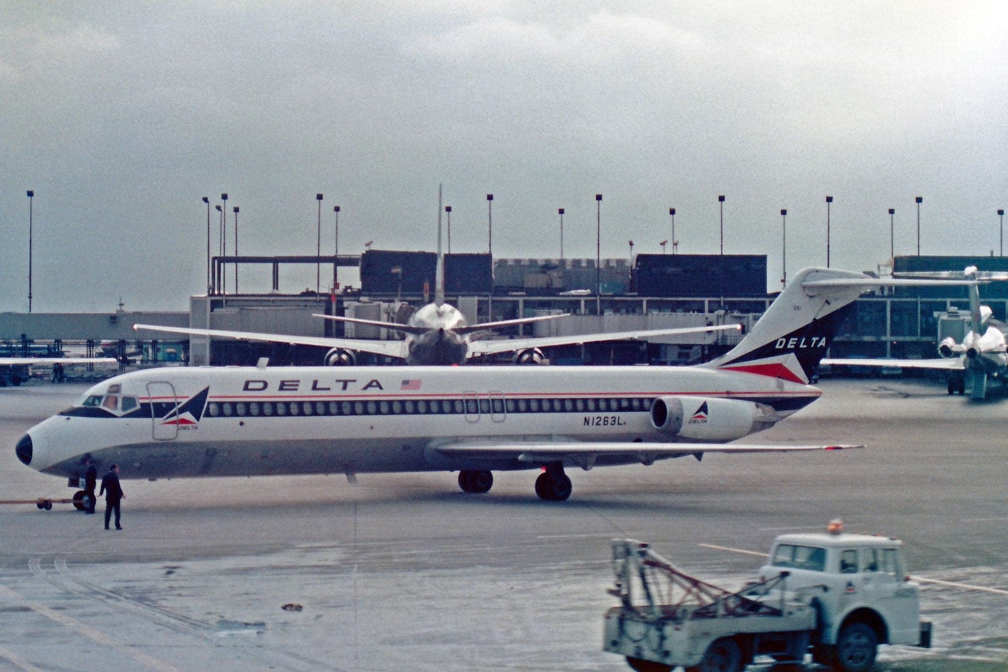 Delta Air Lines McDonnell Douglas DC-9-32 N1263L at Chicago O'Hare on 24 December 1986.
