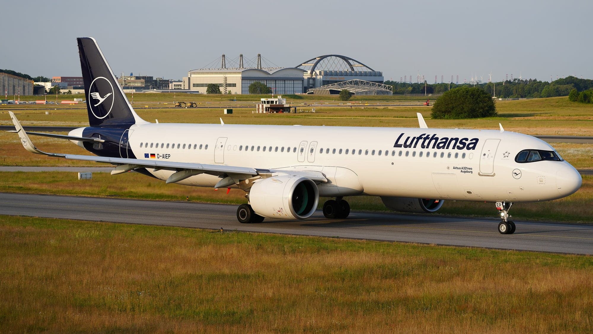 Lufthansa Airbus A321neo D-AIEP taxiing at Hamburg for a flight to Frankfurt in June 2023.
