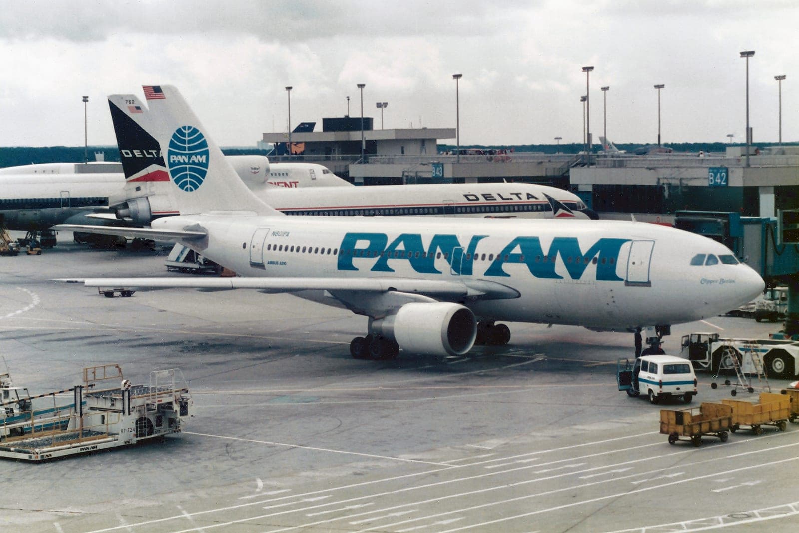 Airbus A310-221 N801PA, Clipper Berlin, at Frankfurt in 1985.