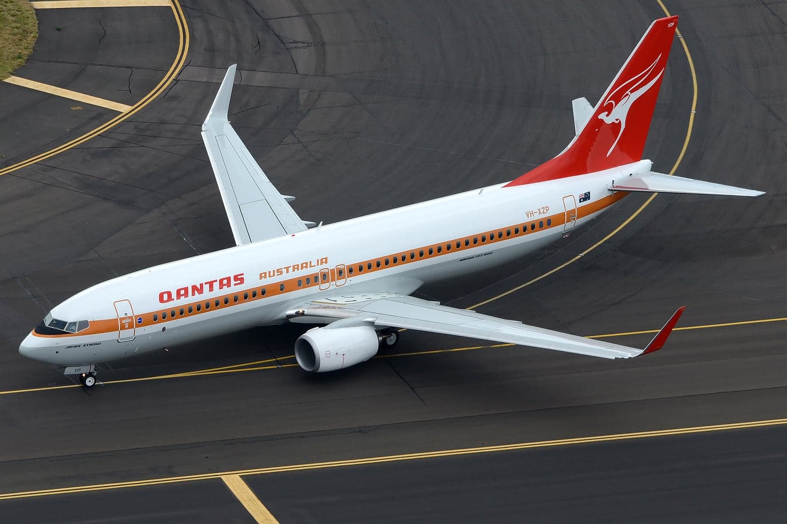 The Boeing 737-800 VH-XZP at Sydney in 2014, painted in the ochre and white livery of the 1960s and 1970s with the winged kangaroo of that period.