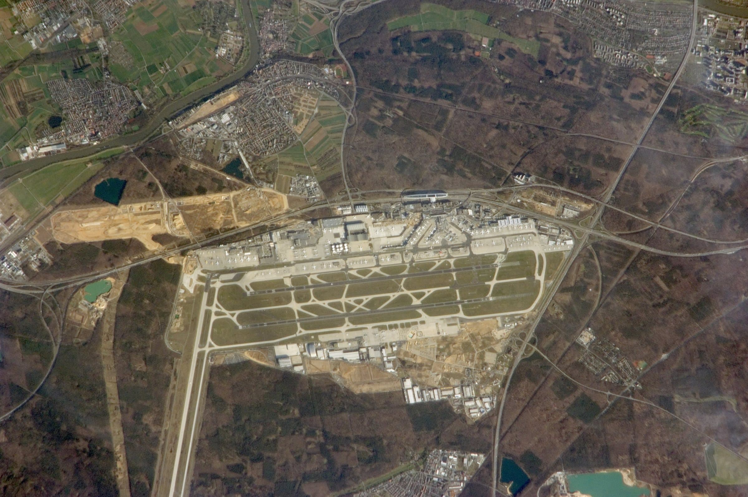 Frankfurt Airport from directly above in 2010: the parallel runways, the terminals between them and Runway 18 West running north-south through the forest