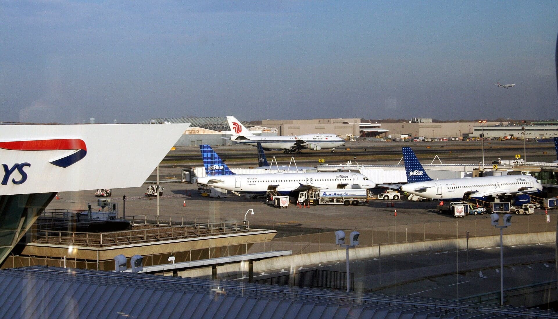 Aircraft at Terminals 6 and 7 in 2005, seen from a British Airways gate, with JetBlue jets parked at the Sundrome