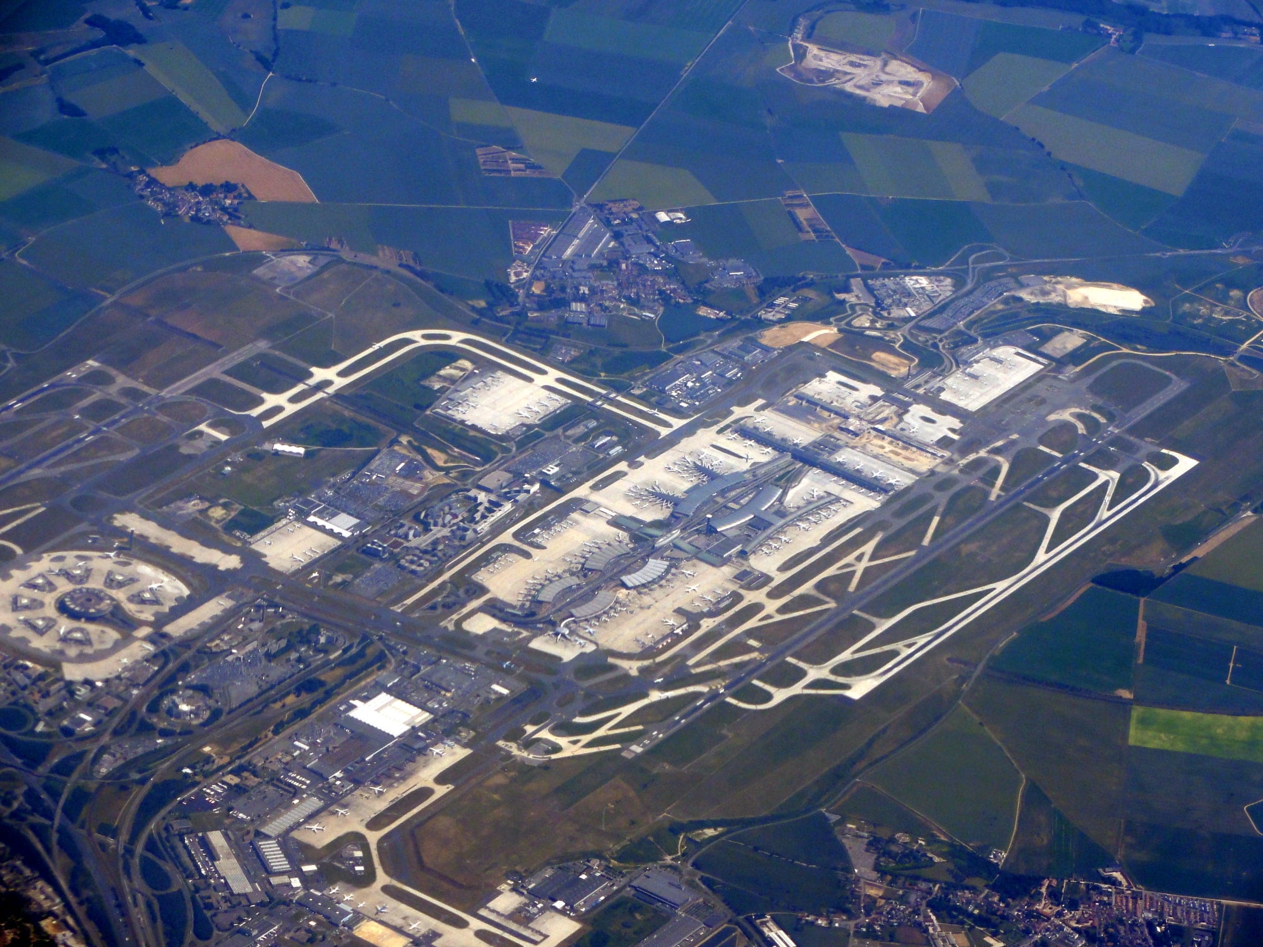 Paris to Charles de Gaulle from the air, the terminal area in the middle of the field with the runway doublets to either side