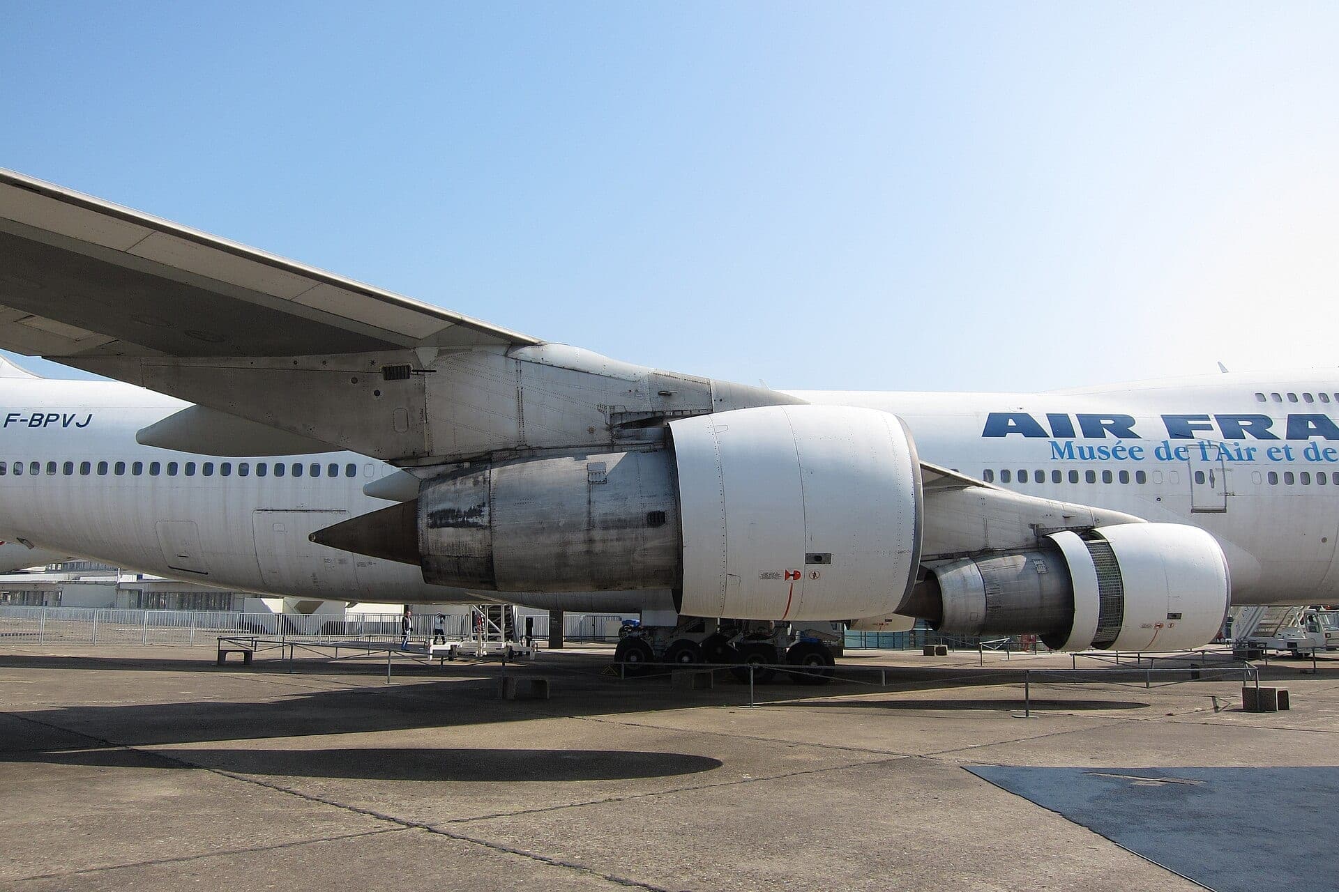 The two right-wing JT9Ds of the Musée de l'Air et de l'Espace's Air France Boeing 747-100, the inboard engine with reversers deployed