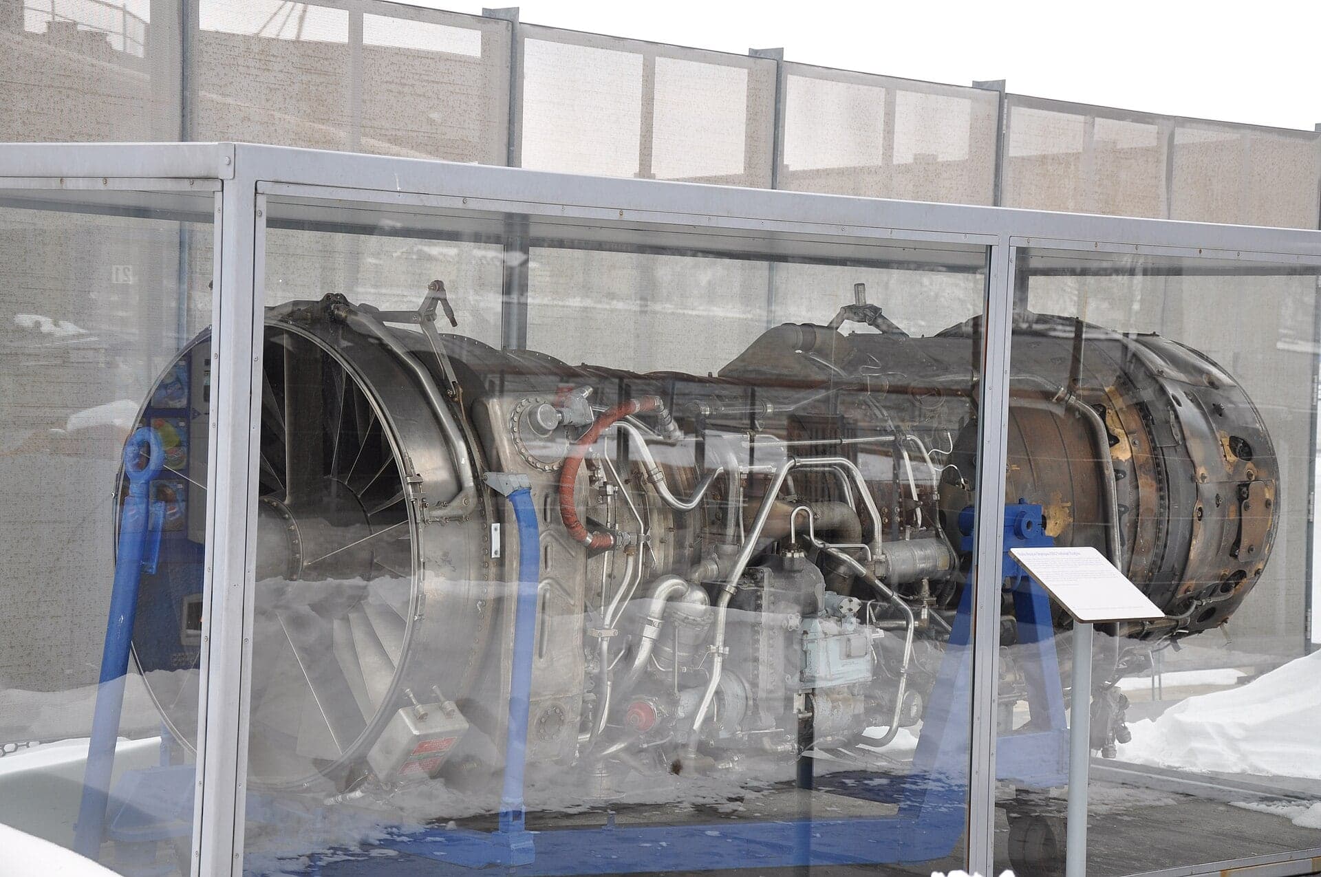 An Olympus 593 displayed in a glass case beside Concorde G-BOAD at the Intrepid Museum, New York