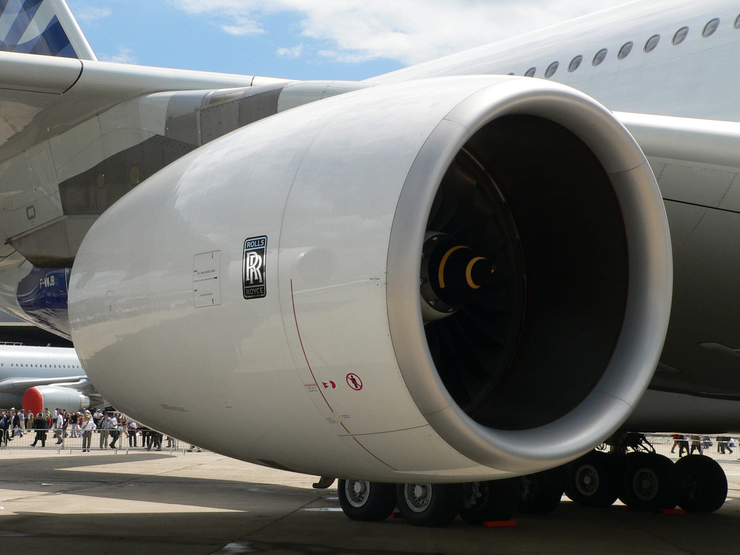A Trent 900 in its nacelle under the wing of an Airbus A380, 2007