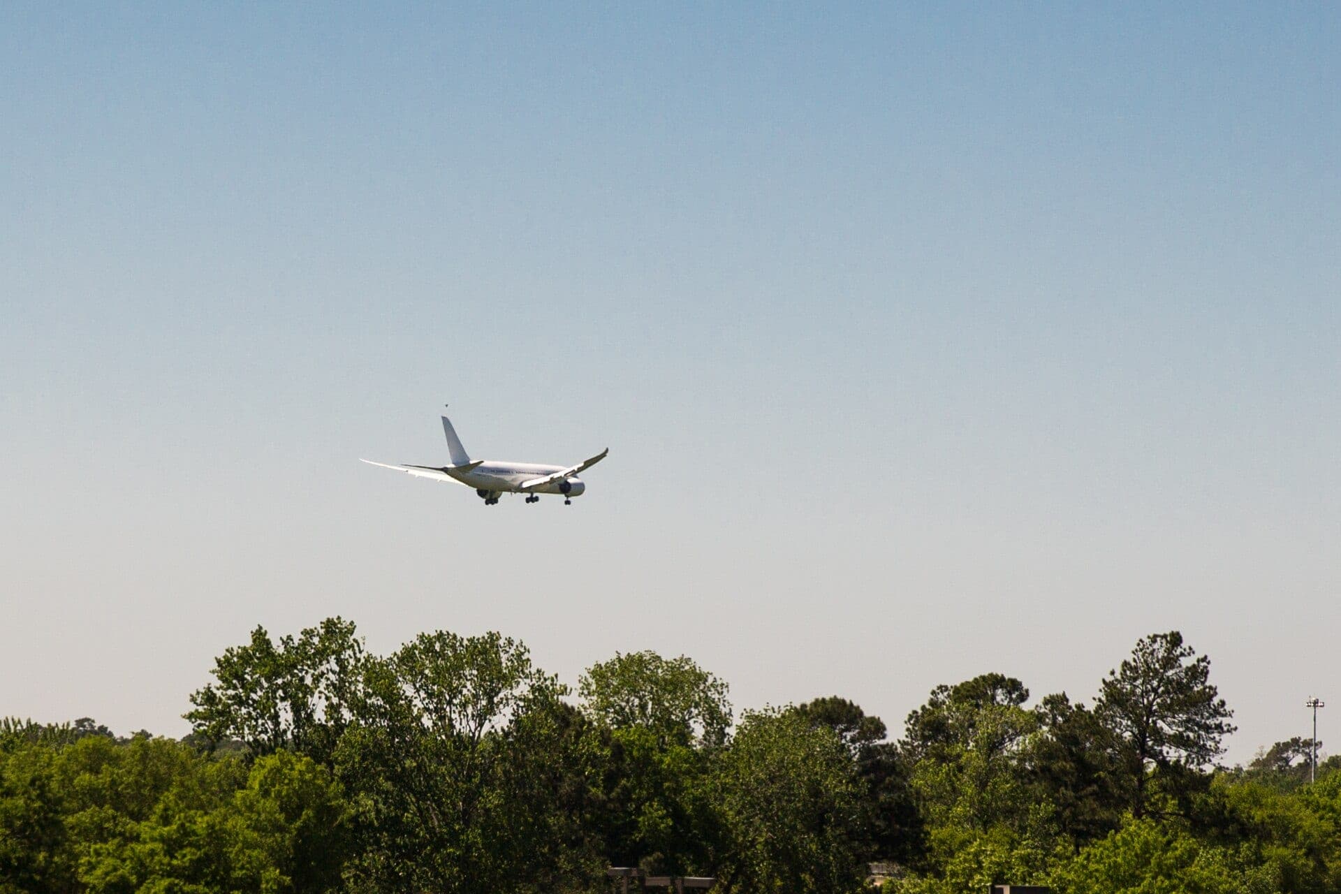 A Boeing 787 Dreamliner on approach to Charleston, South Carolina, at the end of a test flight