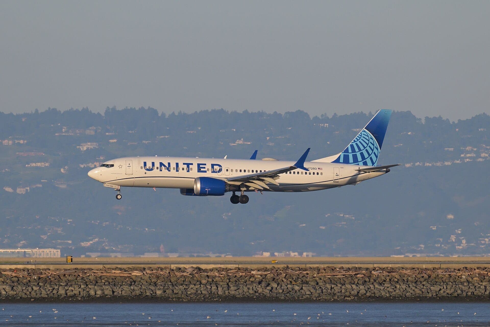 A United Airlines Boeing 737-8 MAX on final approach to San Francisco in January 2026